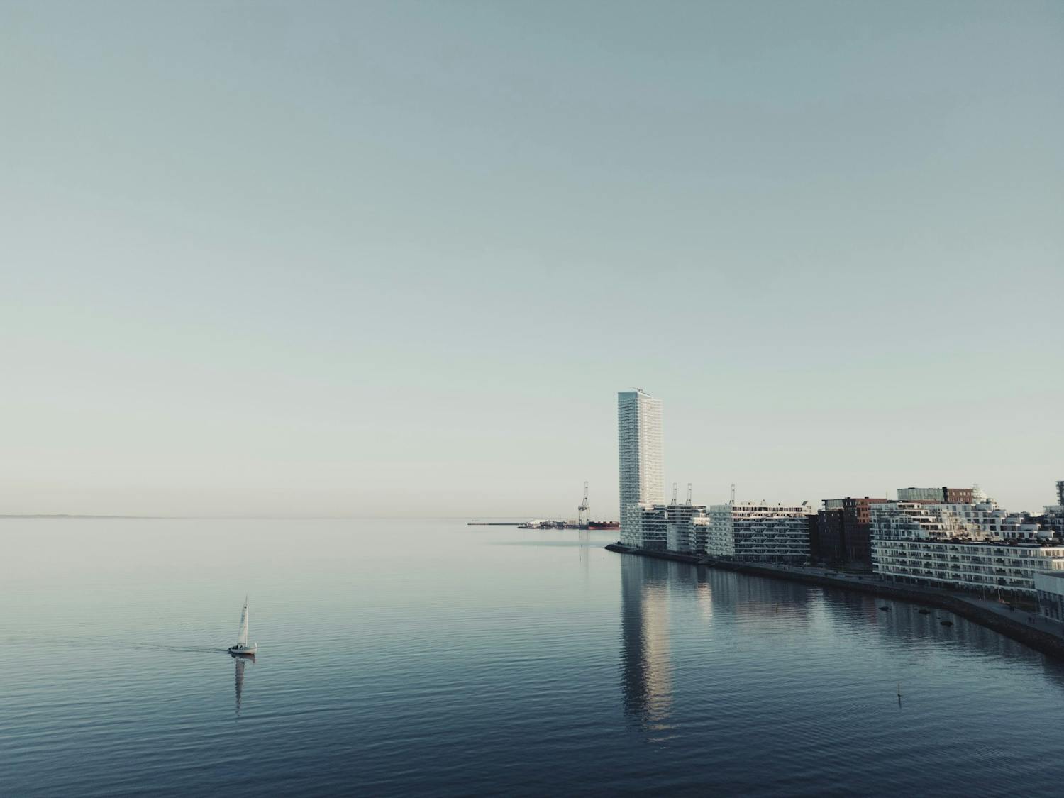 Danmarks største bygning. Som et ekte fyrtårn er det mulig å se bygningen langt ute på havet.